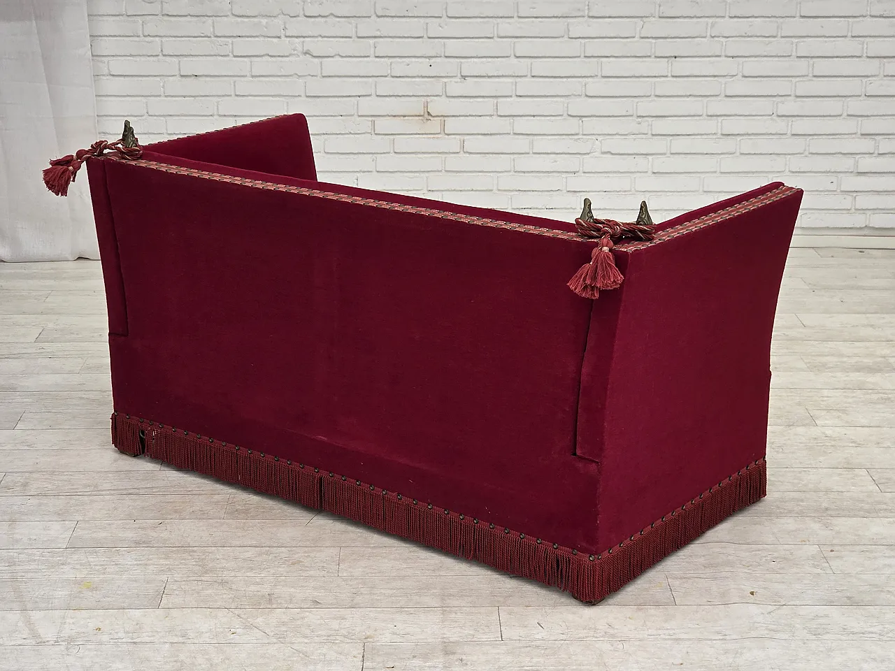 Anni '70, divano danese "spagnolo" a 2 posti con braccioli ribaltabili, velluto rosso. 13