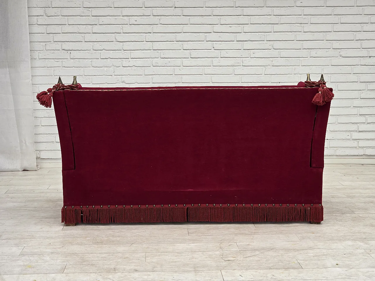 Anni '70, divano danese "spagnolo" a 2 posti con braccioli ribaltabili, velluto rosso. 14