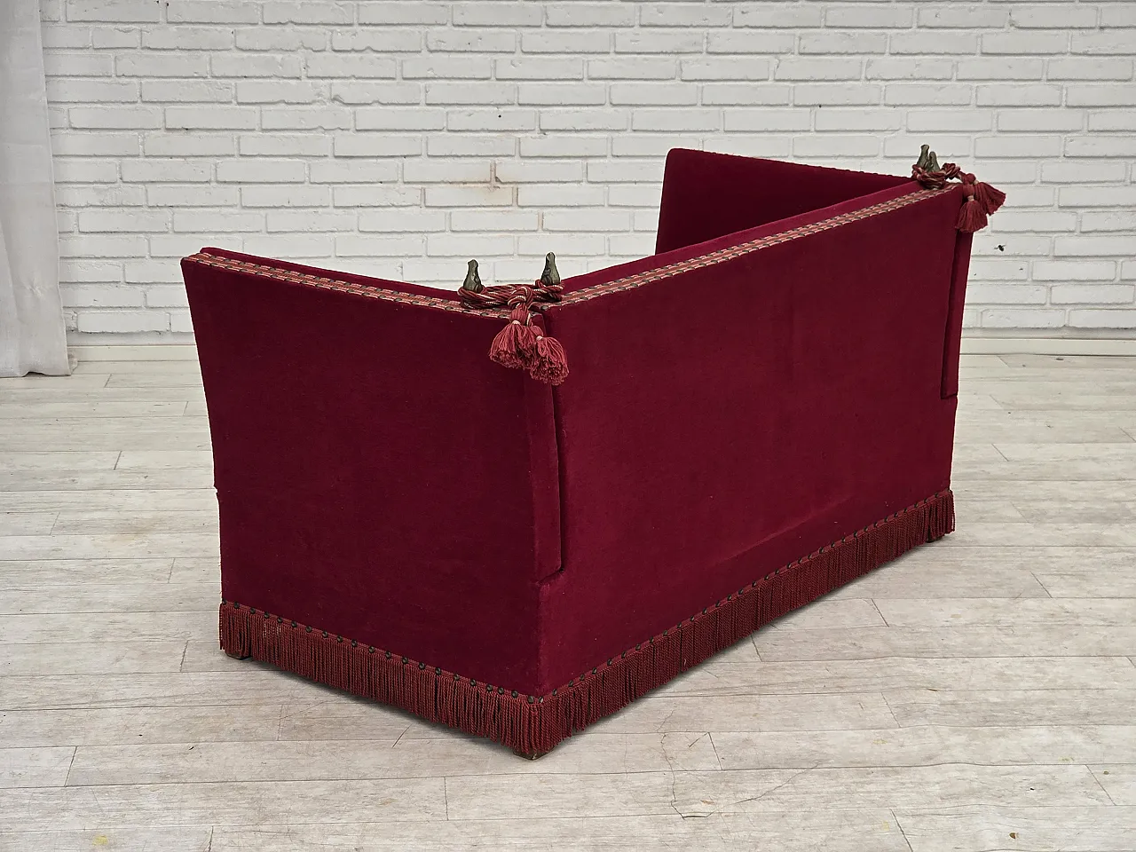Anni '70, divano danese "spagnolo" a 2 posti con braccioli ribaltabili, velluto rosso. 15