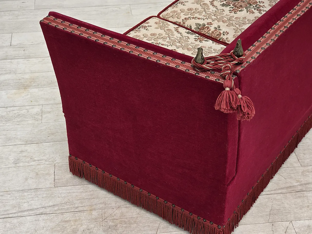 Anni '70, divano danese "spagnolo" a 2 posti con braccioli ribaltabili, velluto rosso. 17
