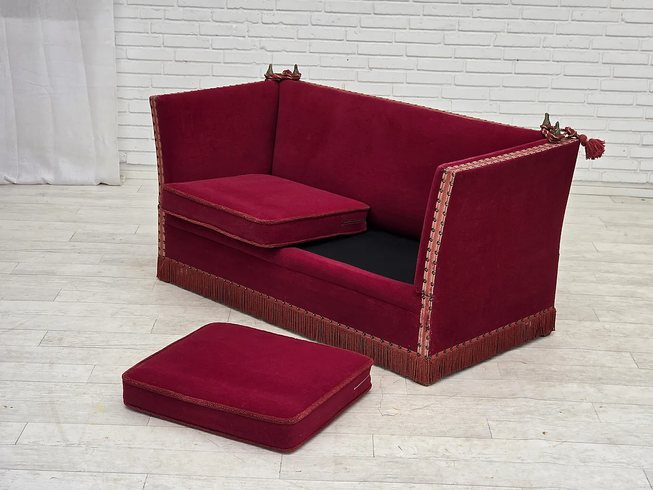 Anni '70, divano danese "spagnolo" a 2 posti con braccioli ribaltabili, velluto rosso. 18