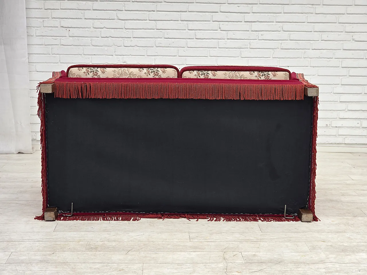 Anni '70, divano danese "spagnolo" a 2 posti con braccioli ribaltabili, velluto rosso. 19