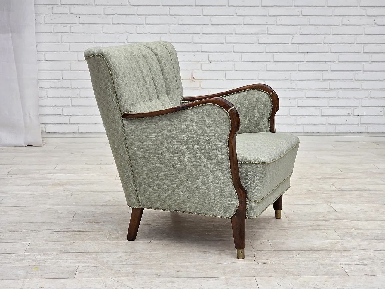 Anni '60, poltrona danese, tessuto d'arredamento azzurro, legno di faggio. 1