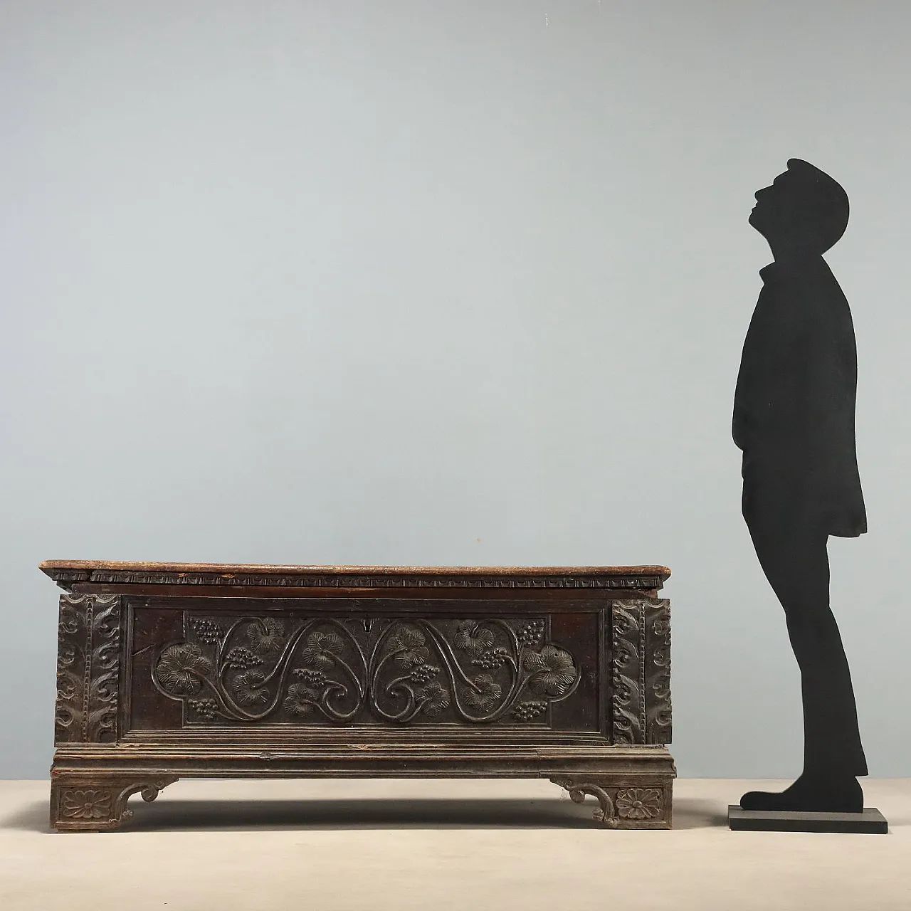 Walnut chest with vine shoot carvings, 18th century 2