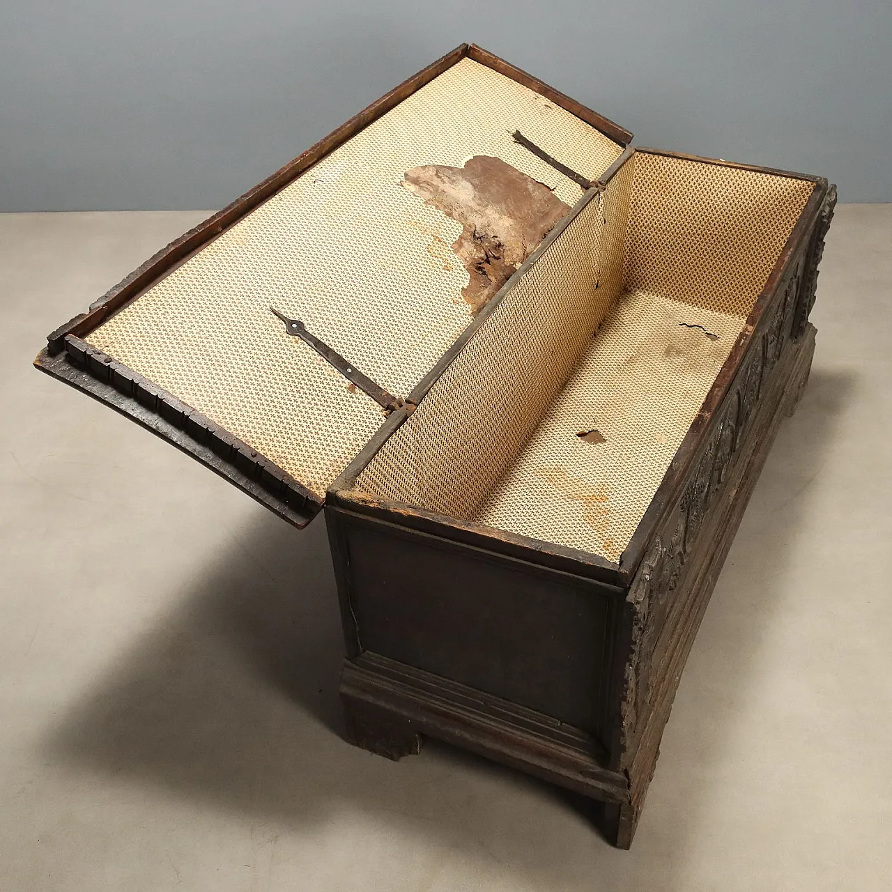 Walnut chest with vine shoot carvings, 18th century 3
