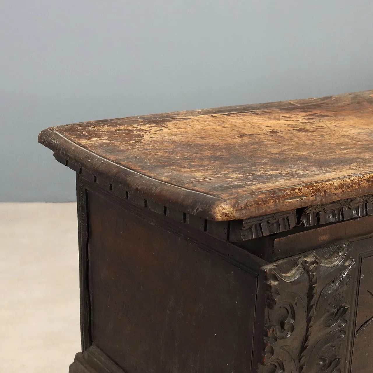 Walnut chest with vine shoot carvings, 18th century 5