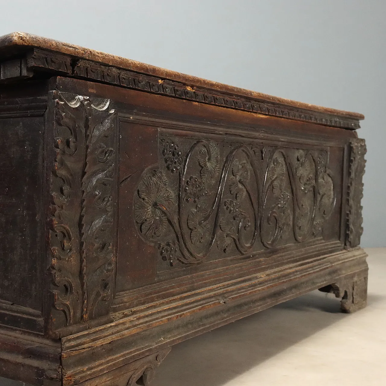 Walnut chest with vine shoot carvings, 18th century 6