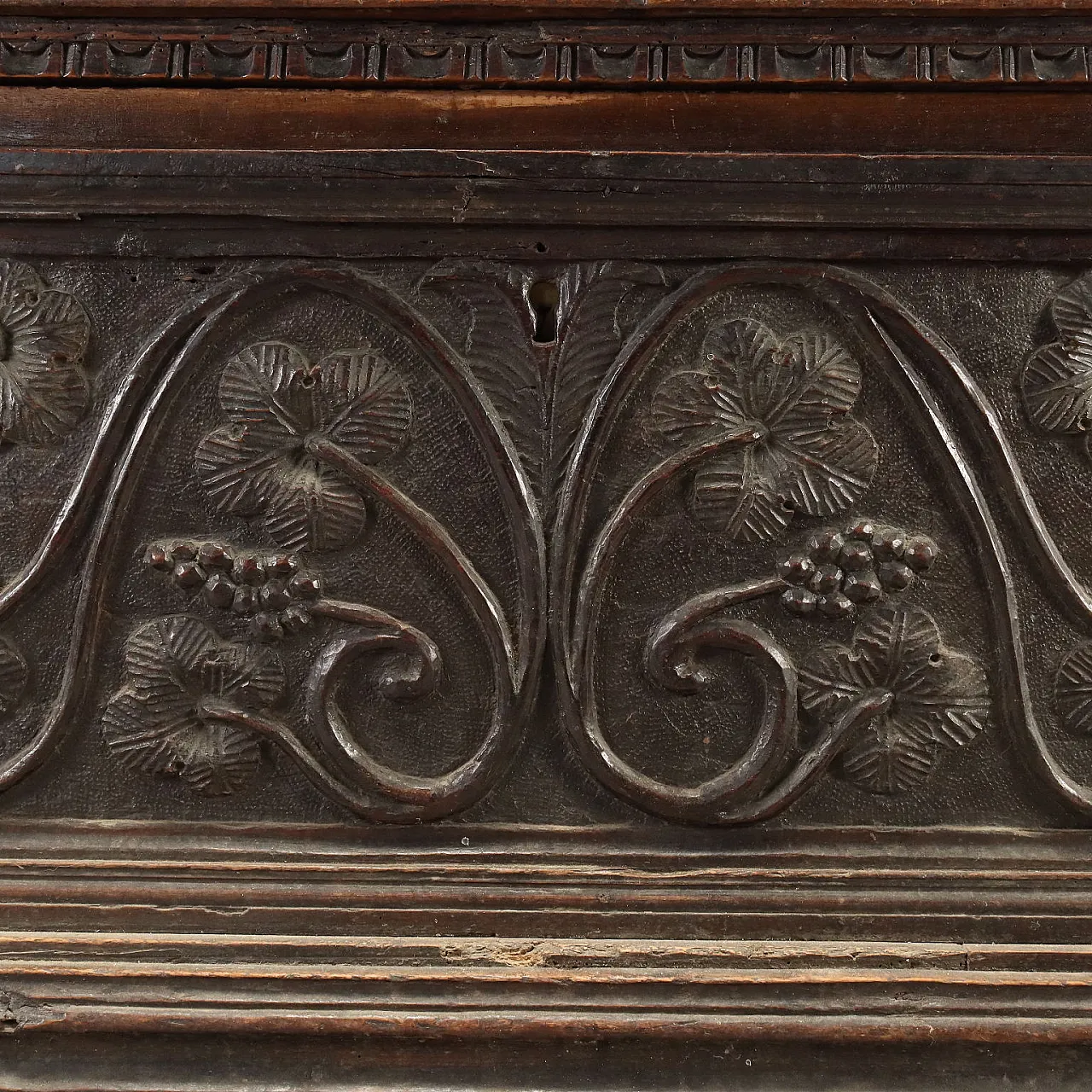 Walnut chest with vine shoot carvings, 18th century 7