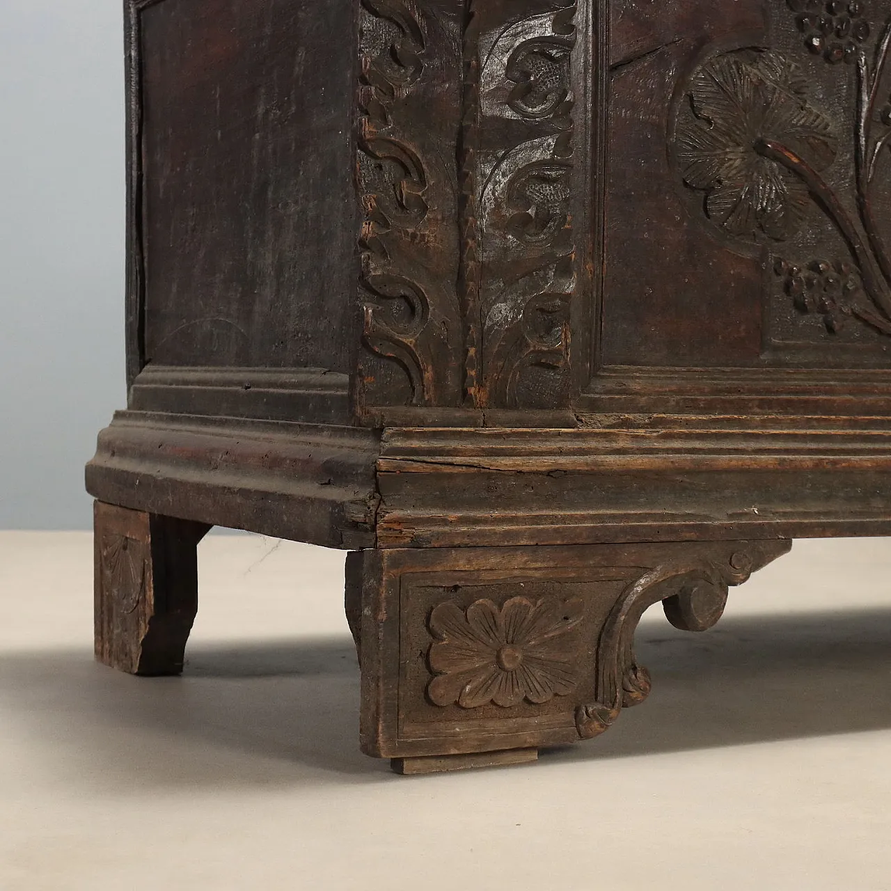 Walnut chest with vine shoot carvings, 18th century 8