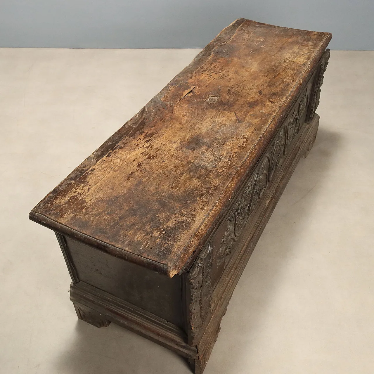 Walnut chest with vine shoot carvings, 18th century 9
