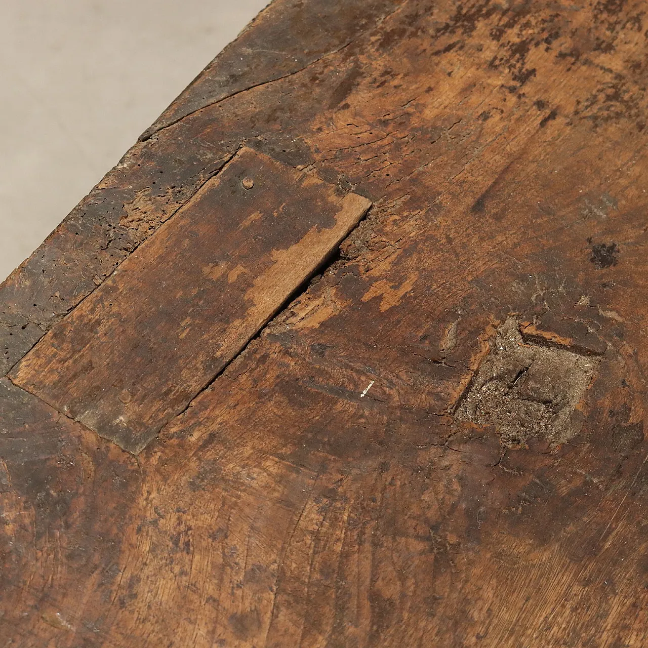 Walnut chest with vine shoot carvings, 18th century 10