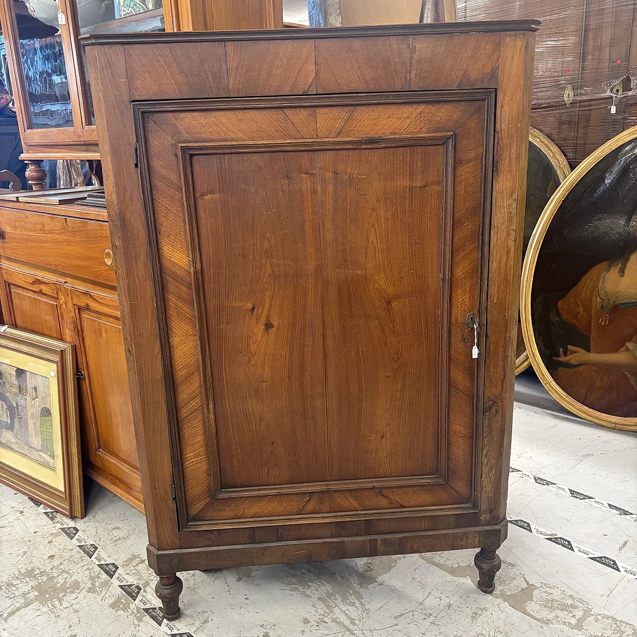 Antica angoliera  cantonale in noce emiliana metà 800 . Mis H cm 142 L 1