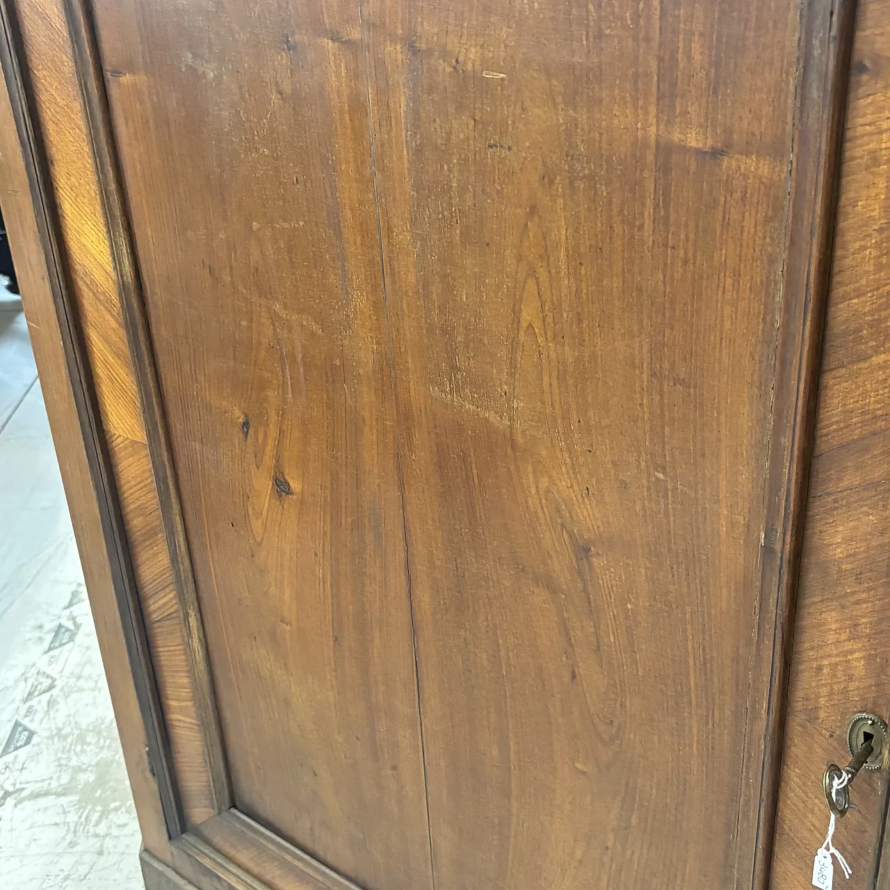 Antica angoliera  cantonale in noce emiliana metà 800 . Mis H cm 142 L 8