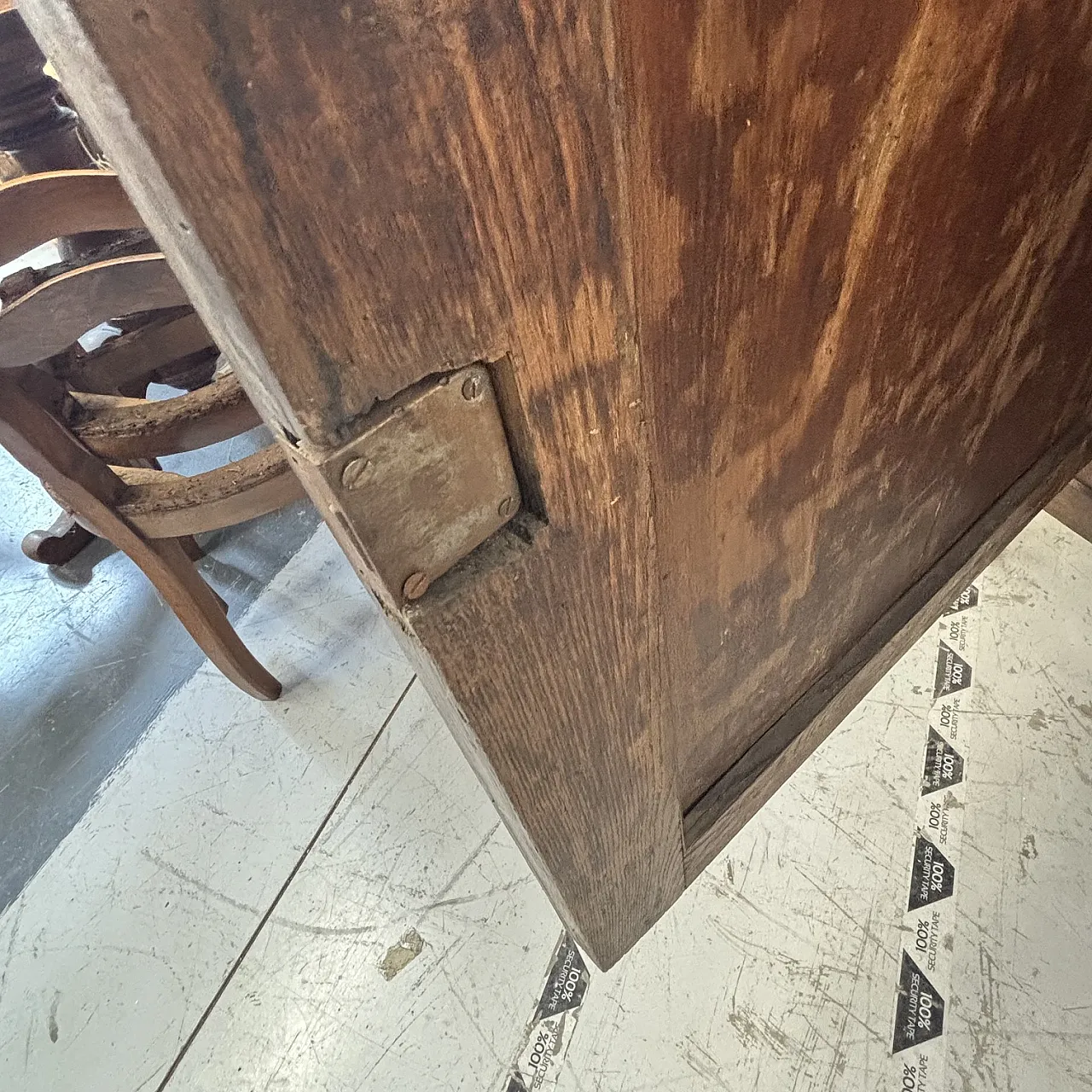 Antica angoliera  cantonale in noce emiliana metà 800 . Mis H cm 142 L 11