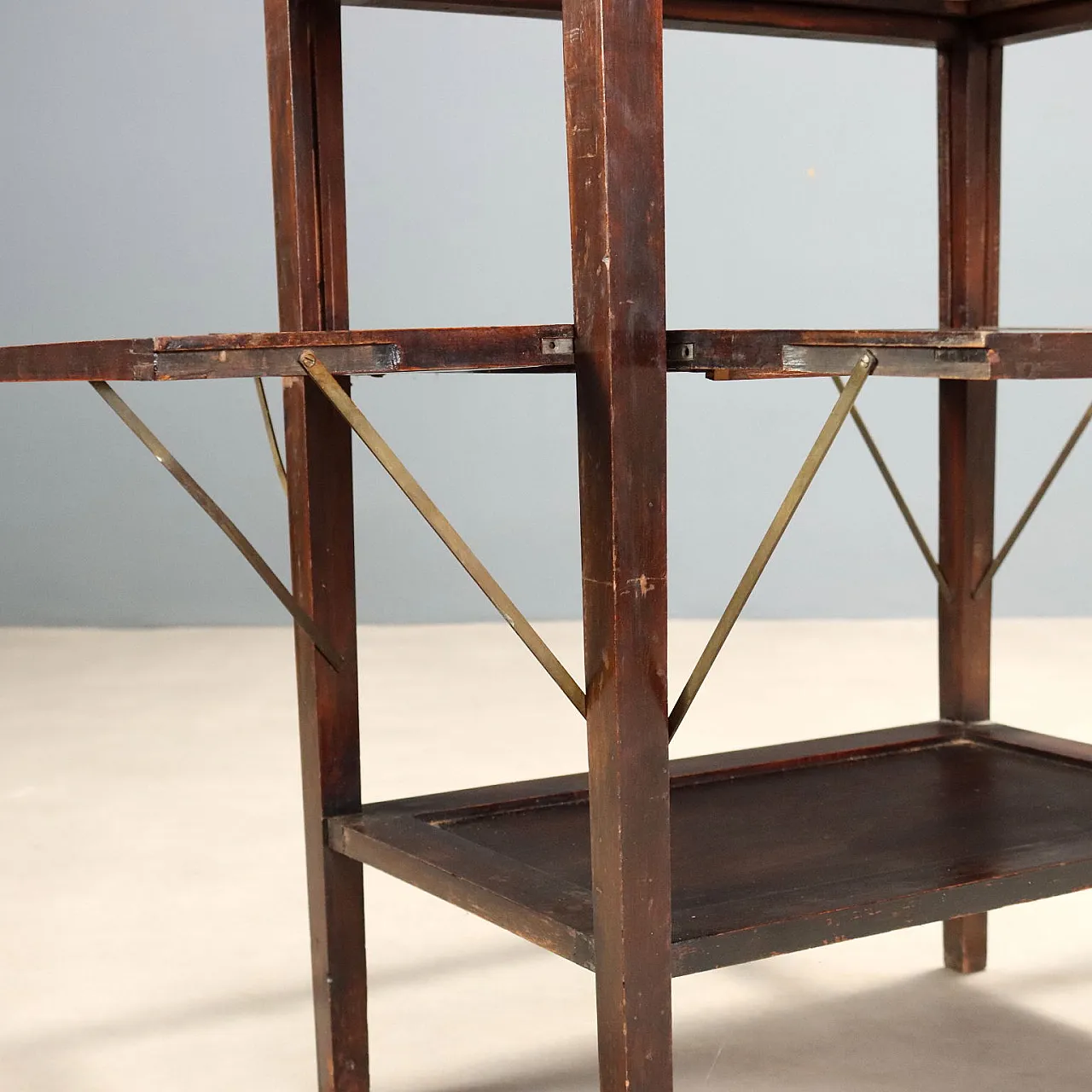 Walnut display table, 19th century 5