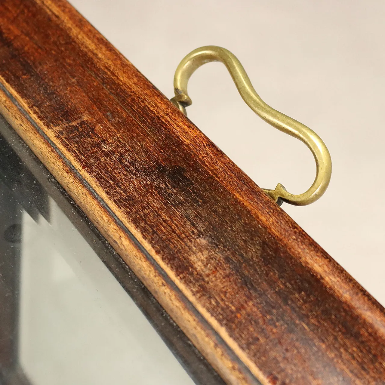 Walnut display table, 19th century 6