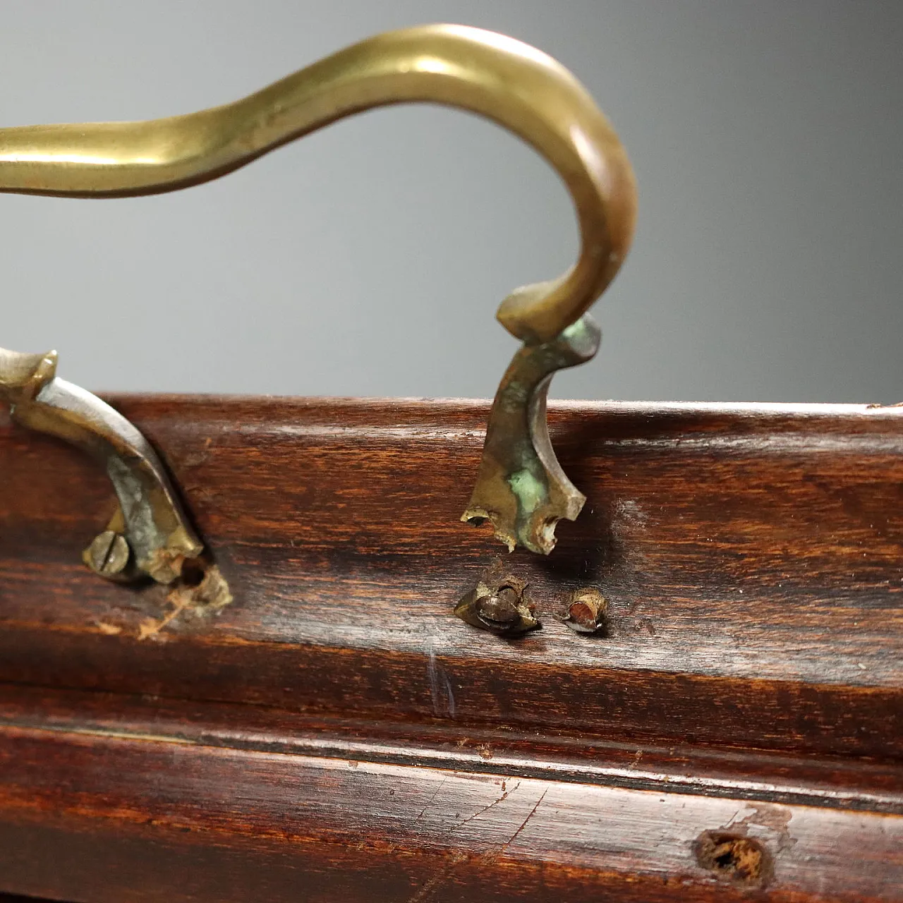 Walnut display table, 19th century 7