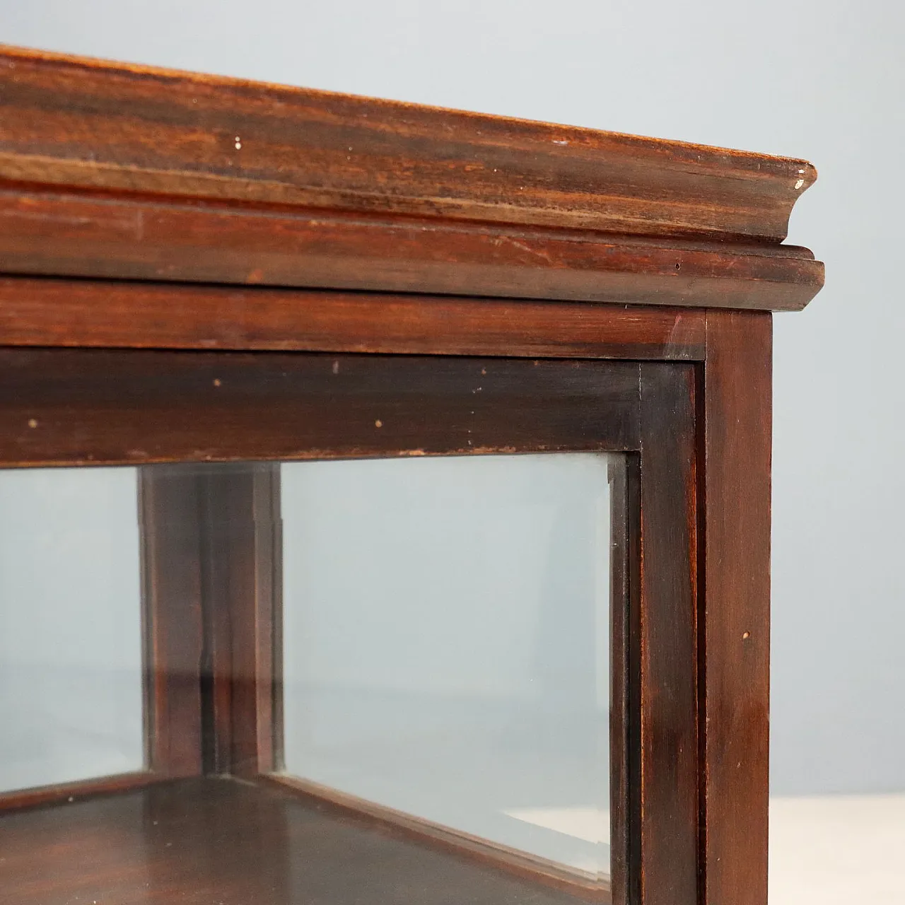Walnut display table, 19th century 8