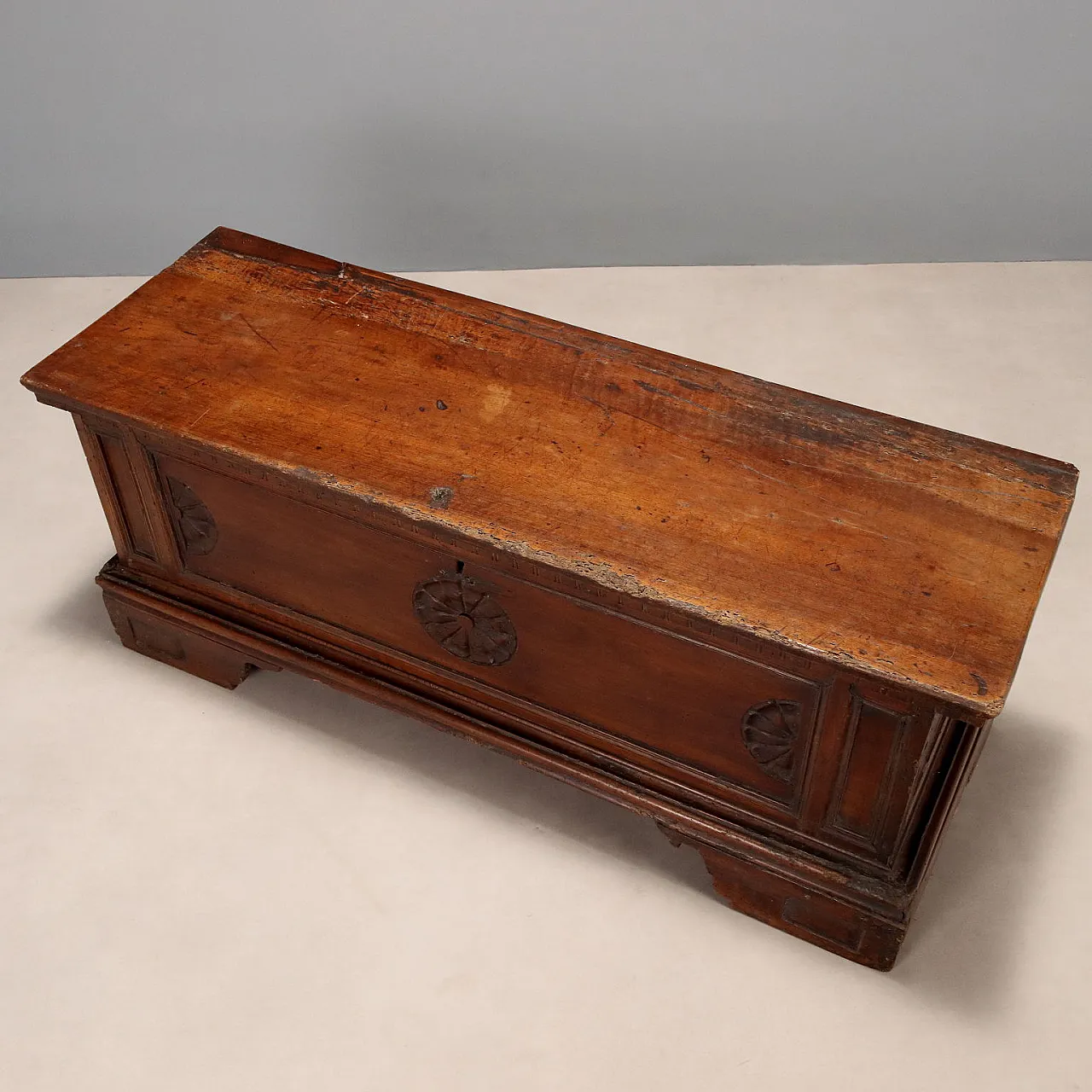 Chest carved and decorated in walnut, 18th century 4