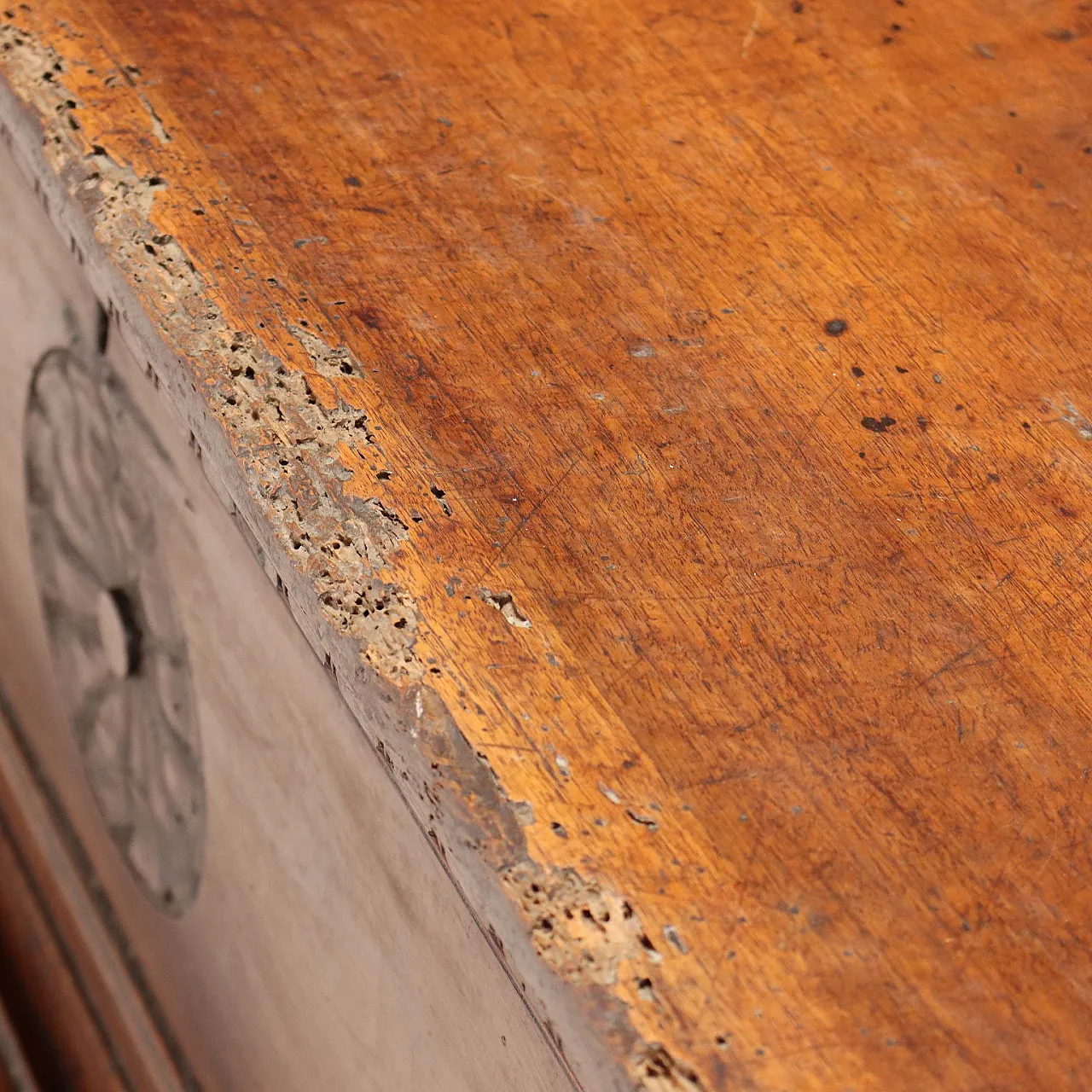 Chest carved and decorated in walnut, 18th century 6