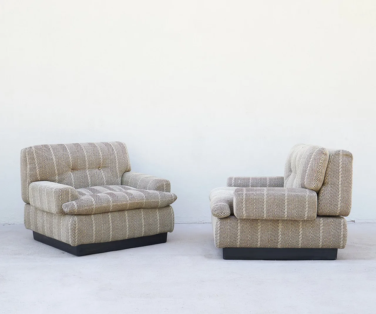 Pair of armchairs by Saporiti, 1970s 1