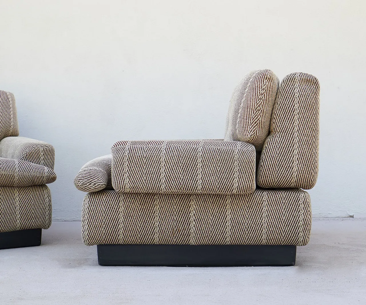 Pair of armchairs by Saporiti, 1970s 4