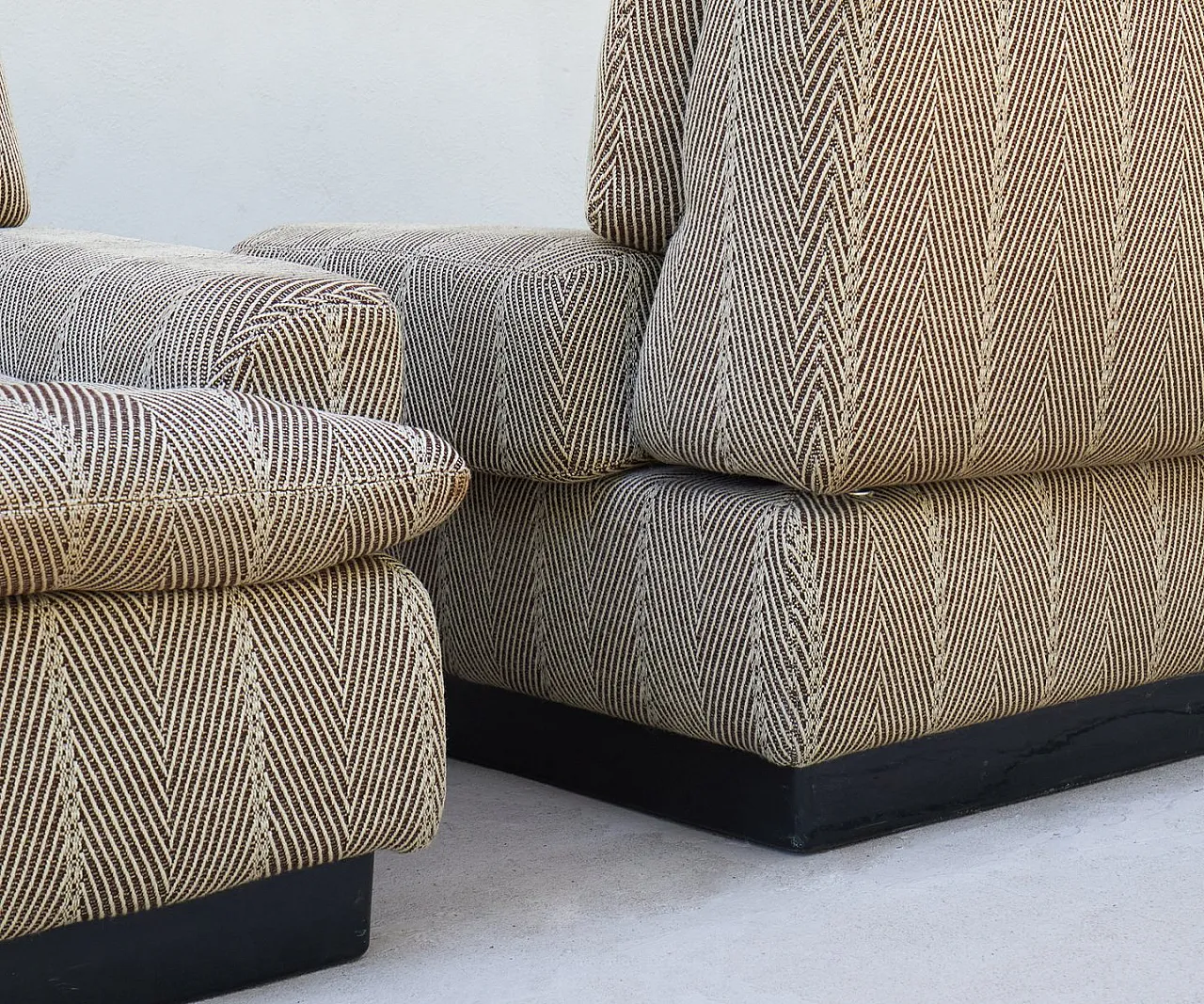 Pair of armchairs by Saporiti, 1970s 10