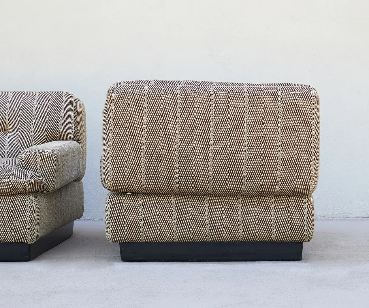 Pair of armchairs by Saporiti, 1970s 11