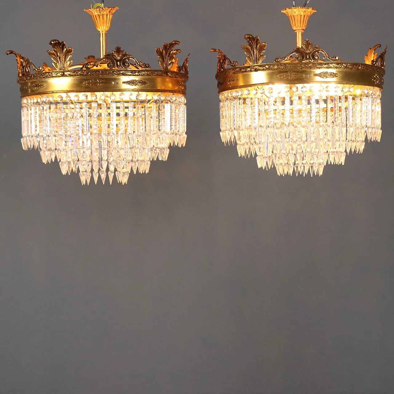 Coppia di lampadari stile Impero in metallo dorato, primo '900 1