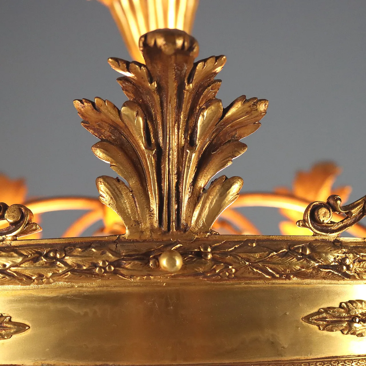 Coppia di lampadari stile Impero in metallo dorato, primo '900 6
