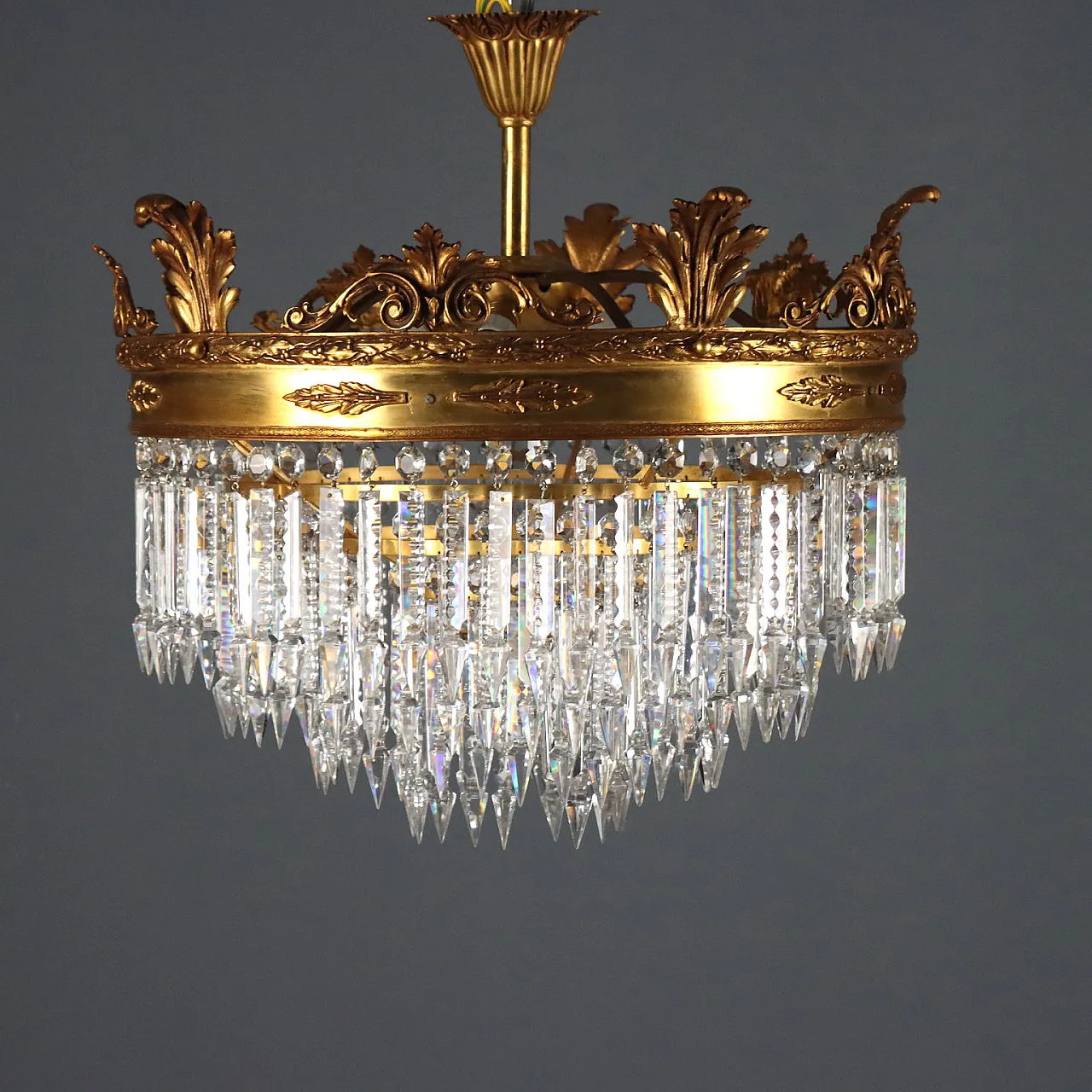 Coppia di lampadari stile Impero in metallo dorato, primo '900 9
