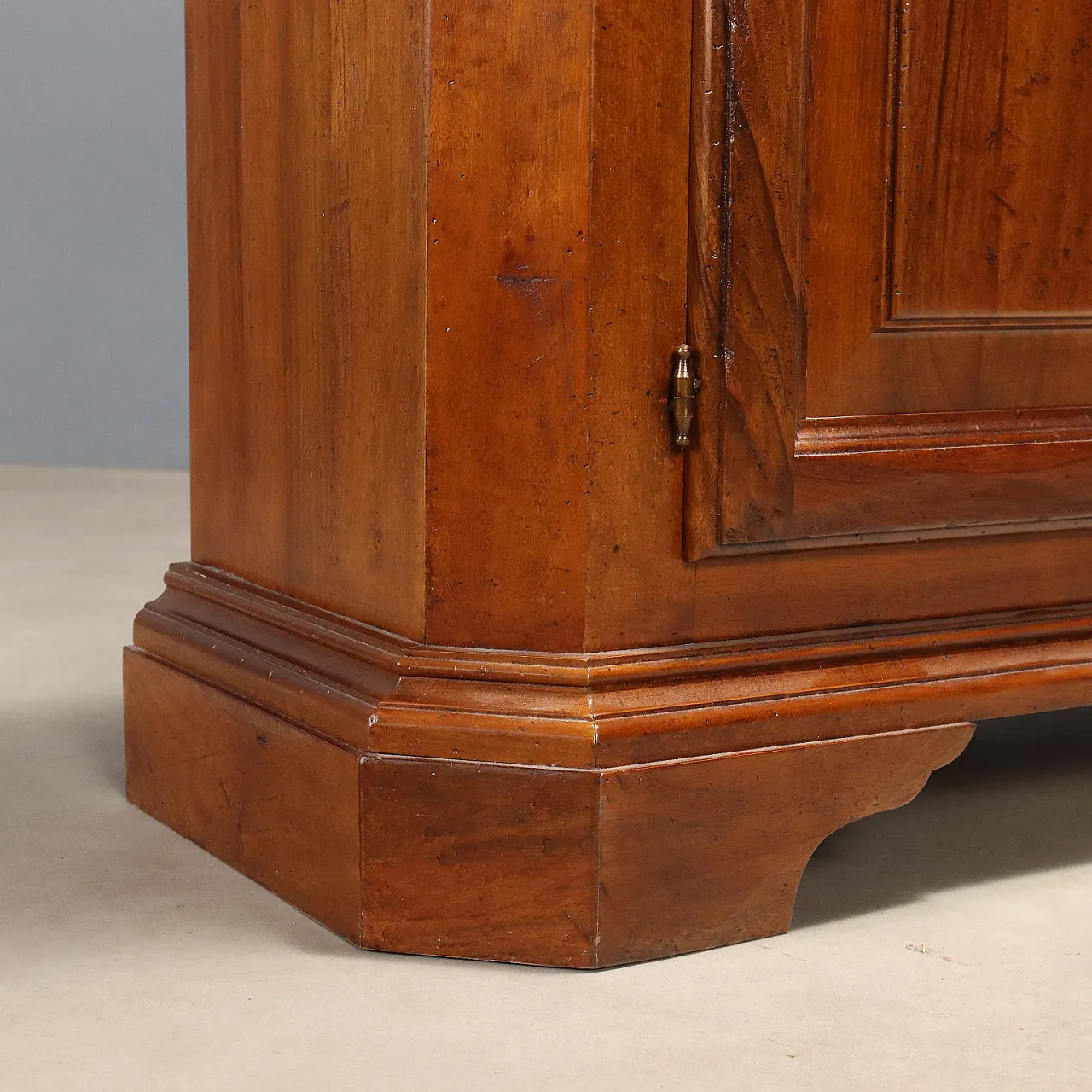 Credenza in noce scantonata, '900 8