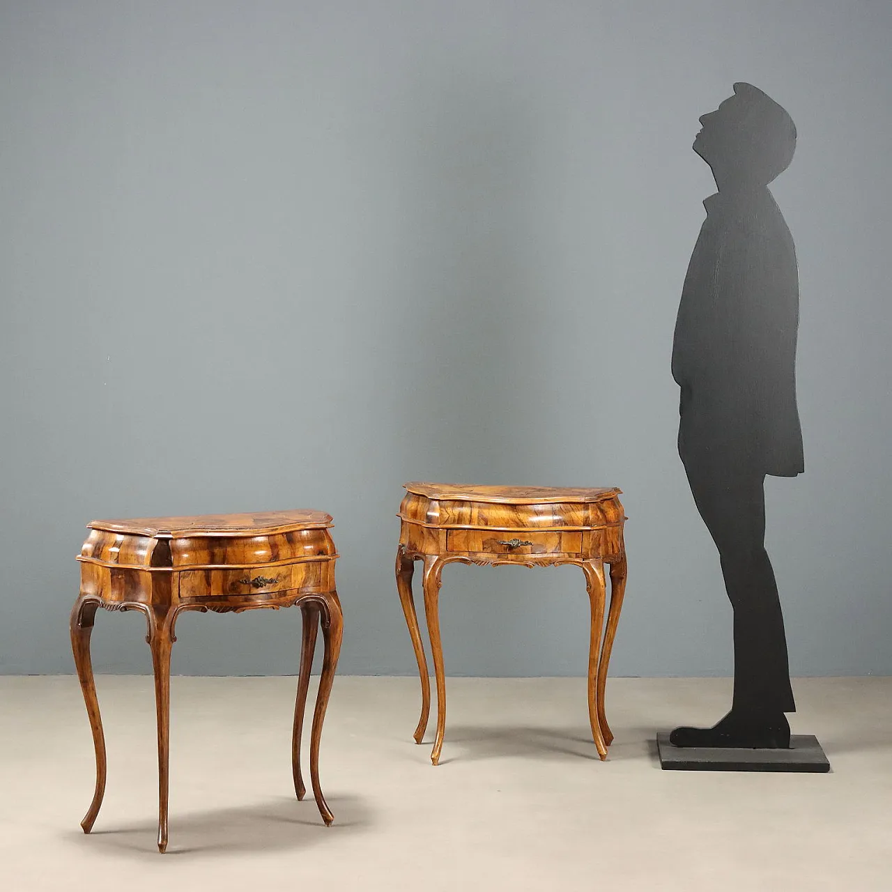 Pair of Baroque style bedside tables in walnut, early 20th century 3