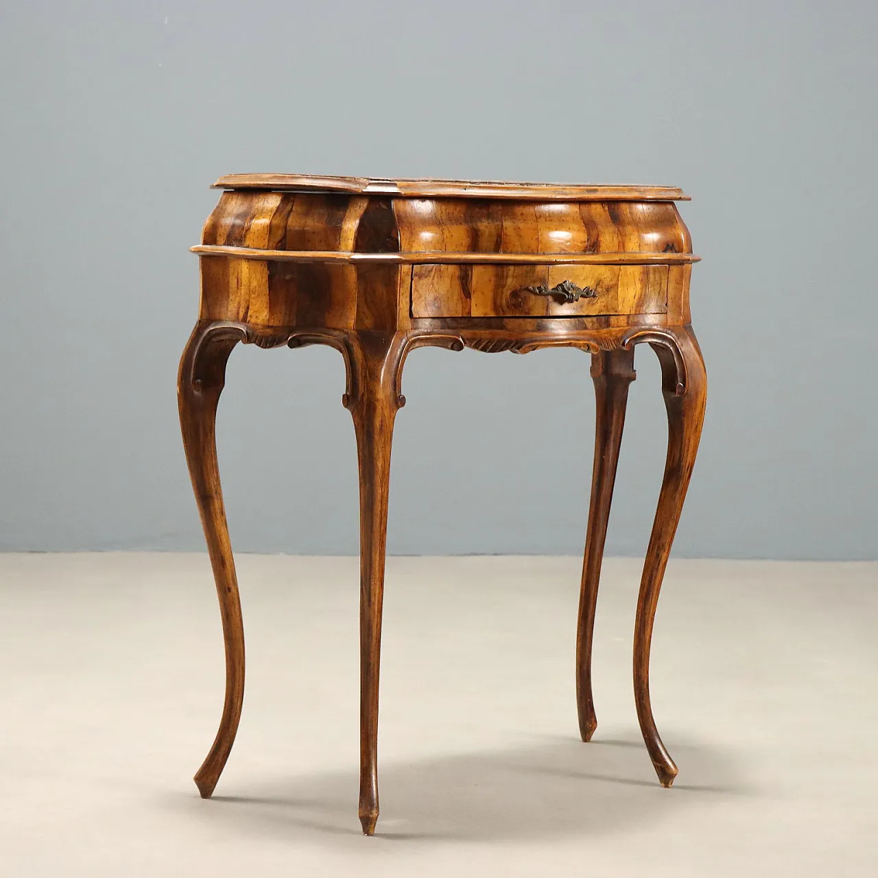 Pair of Baroque style bedside tables in walnut, early 20th century 4