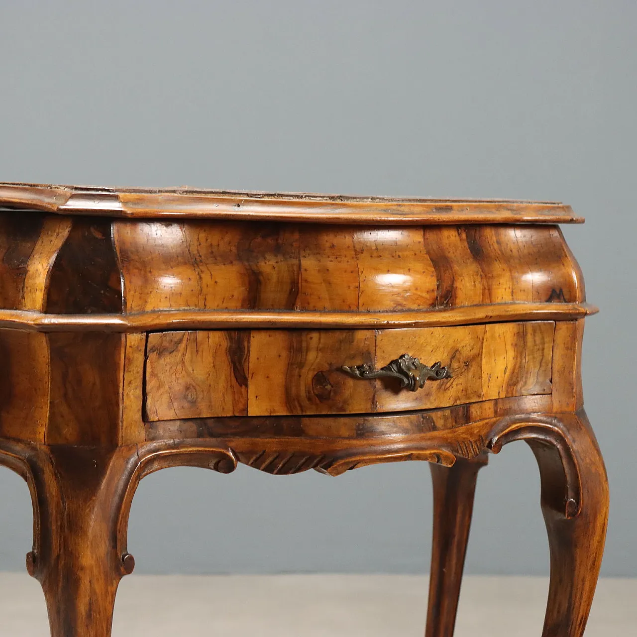 Pair of Baroque style bedside tables in walnut, early 20th century 5
