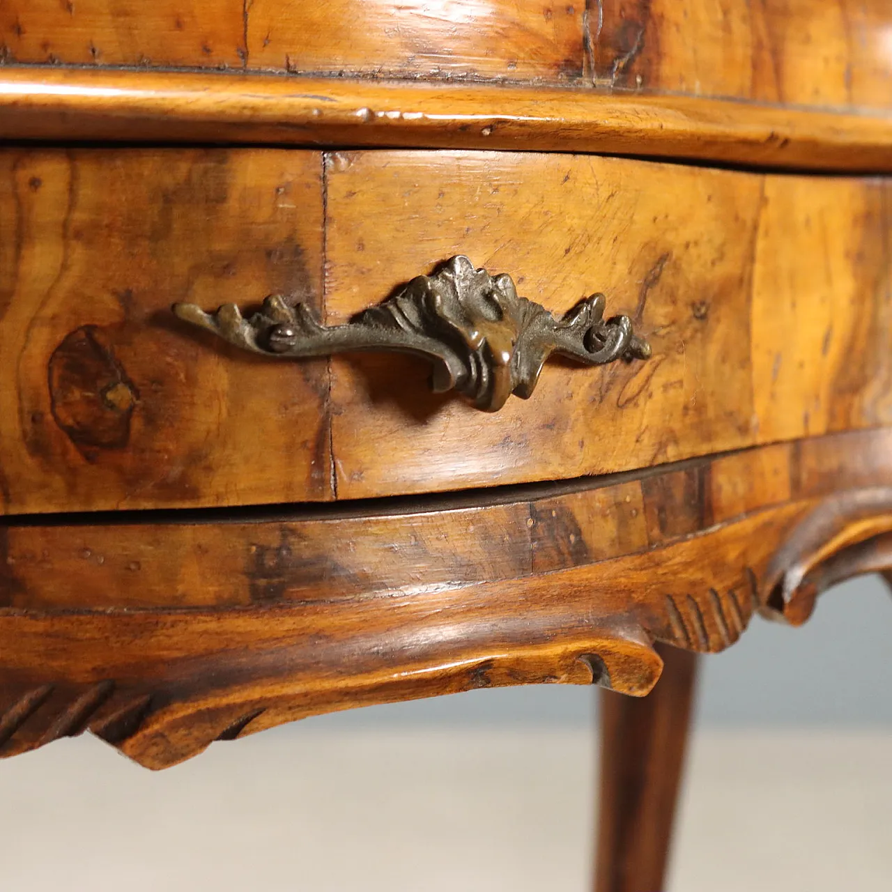 Pair of Baroque style bedside tables in walnut, early 20th century 6