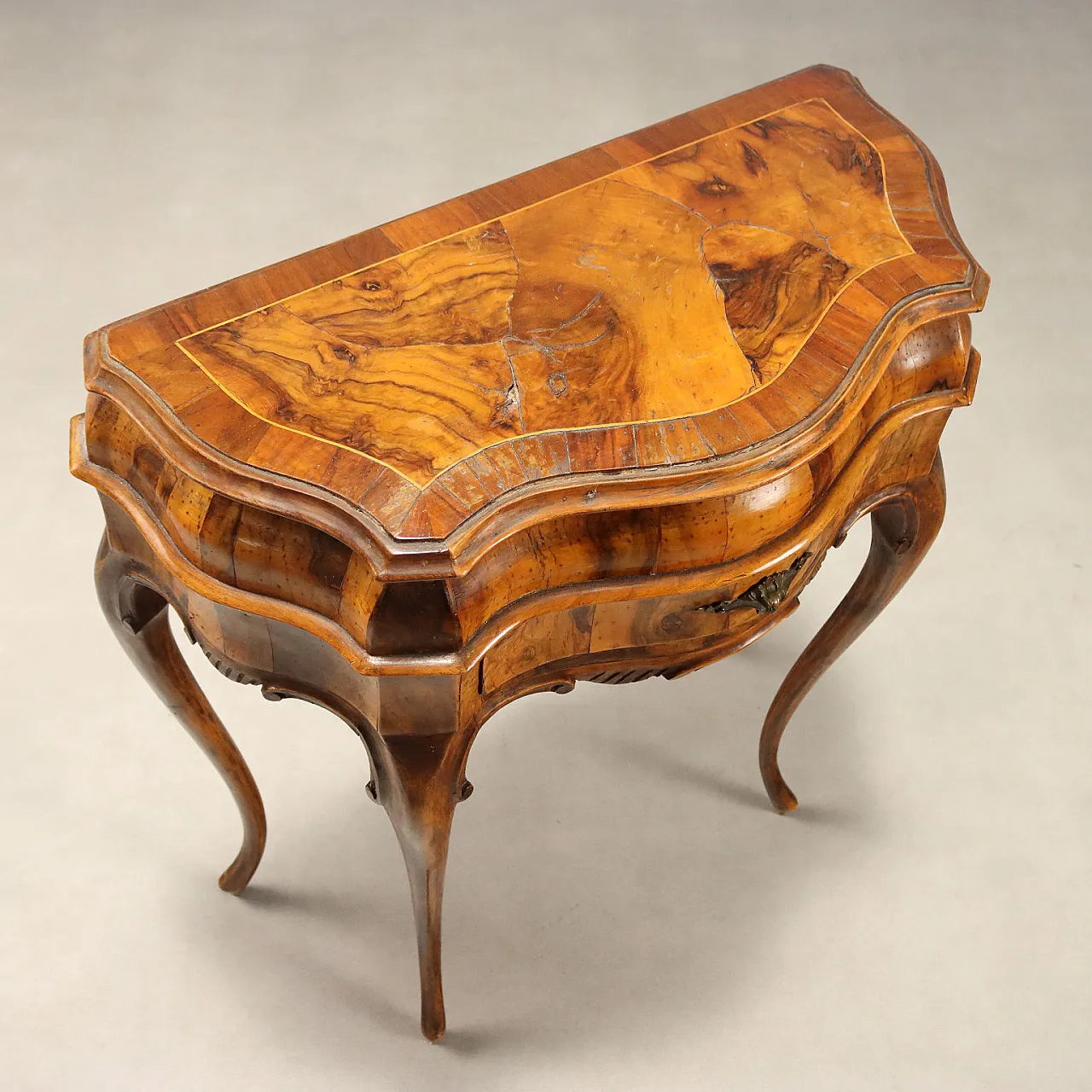Pair of Baroque style bedside tables in walnut, early 20th century 7