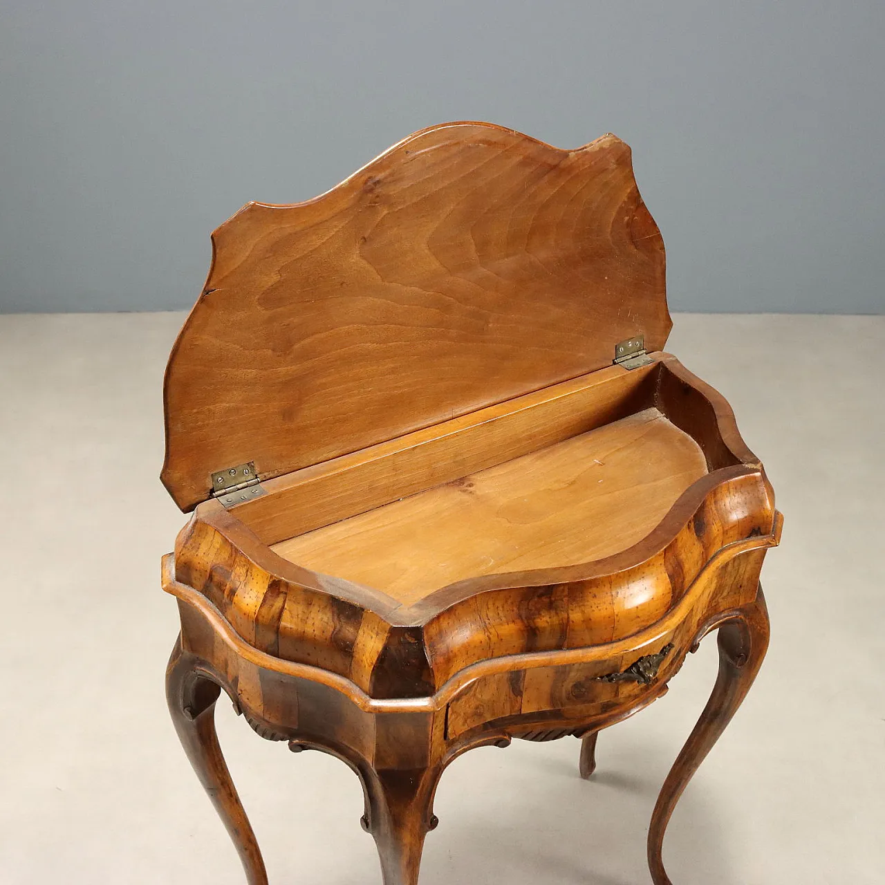 Pair of Baroque style bedside tables in walnut, early 20th century 8