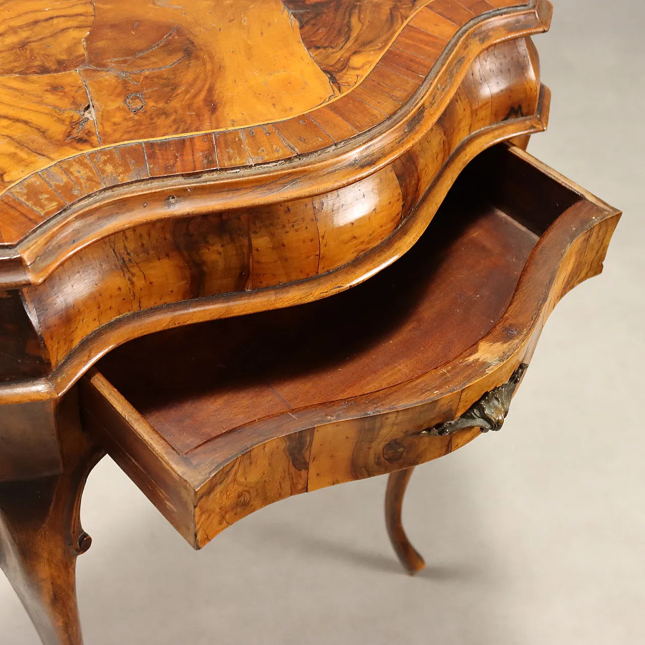 Pair of Baroque style bedside tables in walnut, early 20th century 9