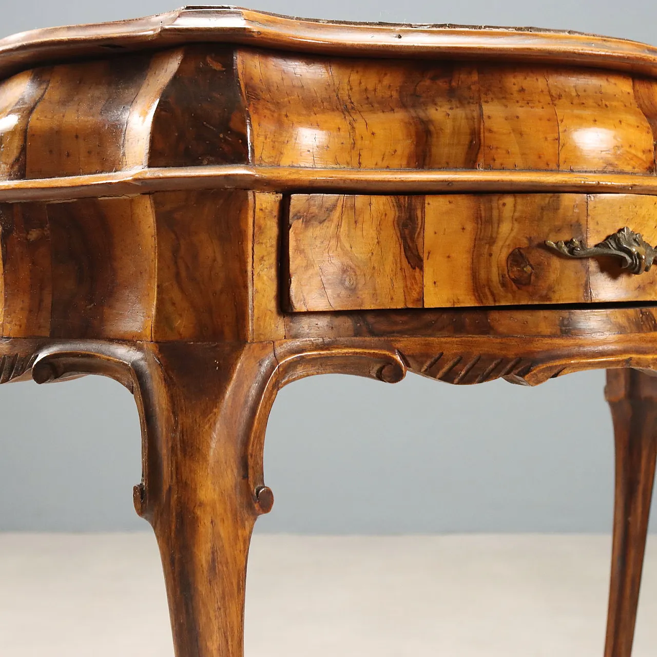 Pair of Baroque style bedside tables in walnut, early 20th century 10