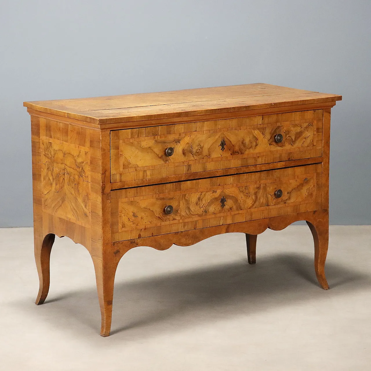 Chest of drawers in walnut and walnut root, 18th century 1