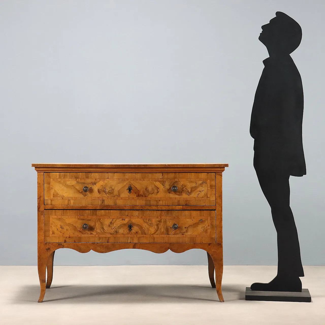 Chest of drawers in walnut and walnut root, 18th century 2