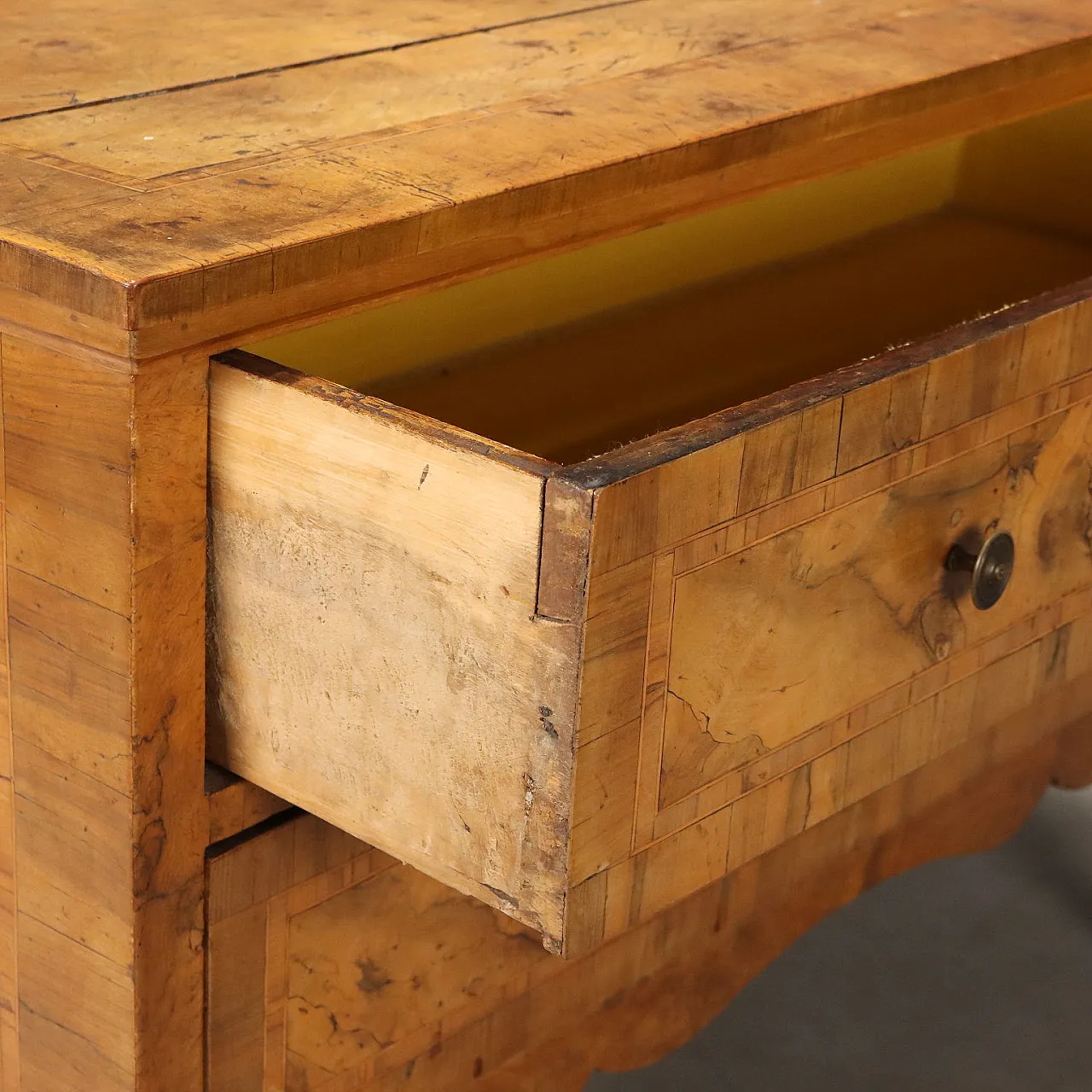 Chest of drawers in walnut and walnut root, 18th century 3
