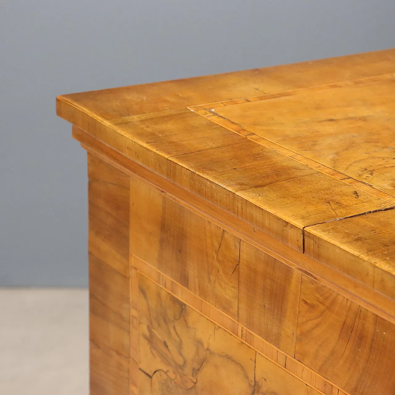 Chest of drawers in walnut and walnut root, 18th century 4