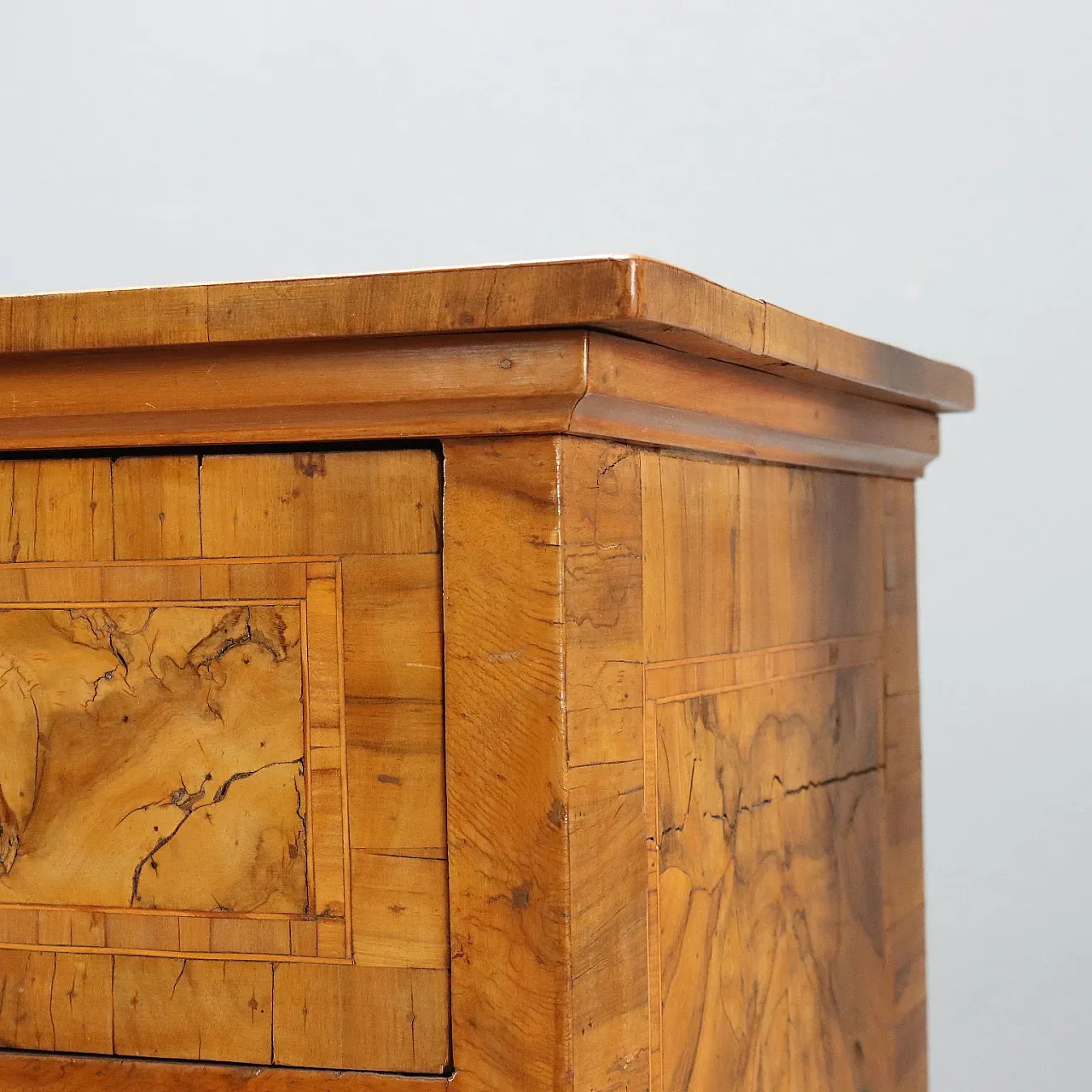 Chest of drawers in walnut and walnut root, 18th century 5