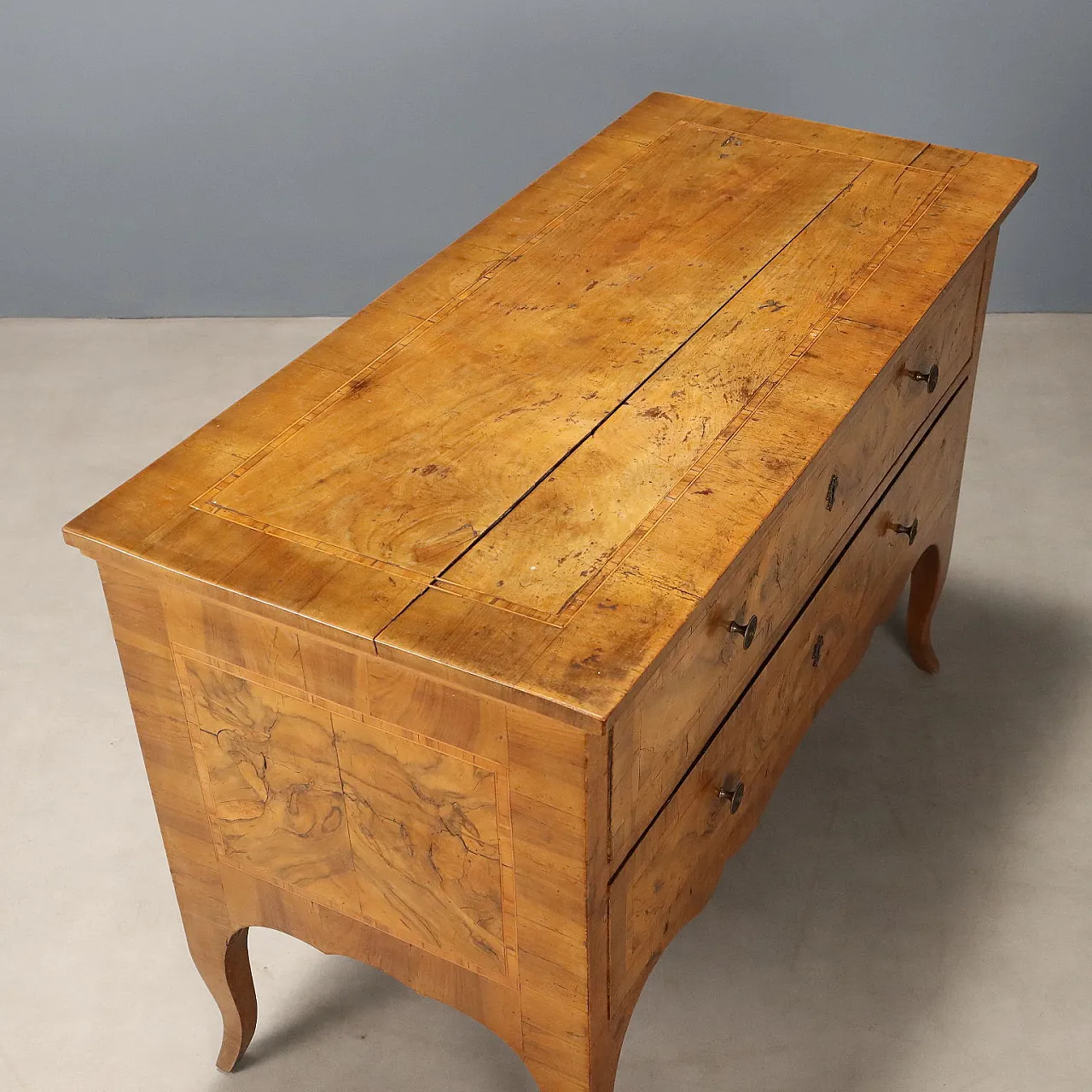 Chest of drawers in walnut and walnut root, 18th century 9