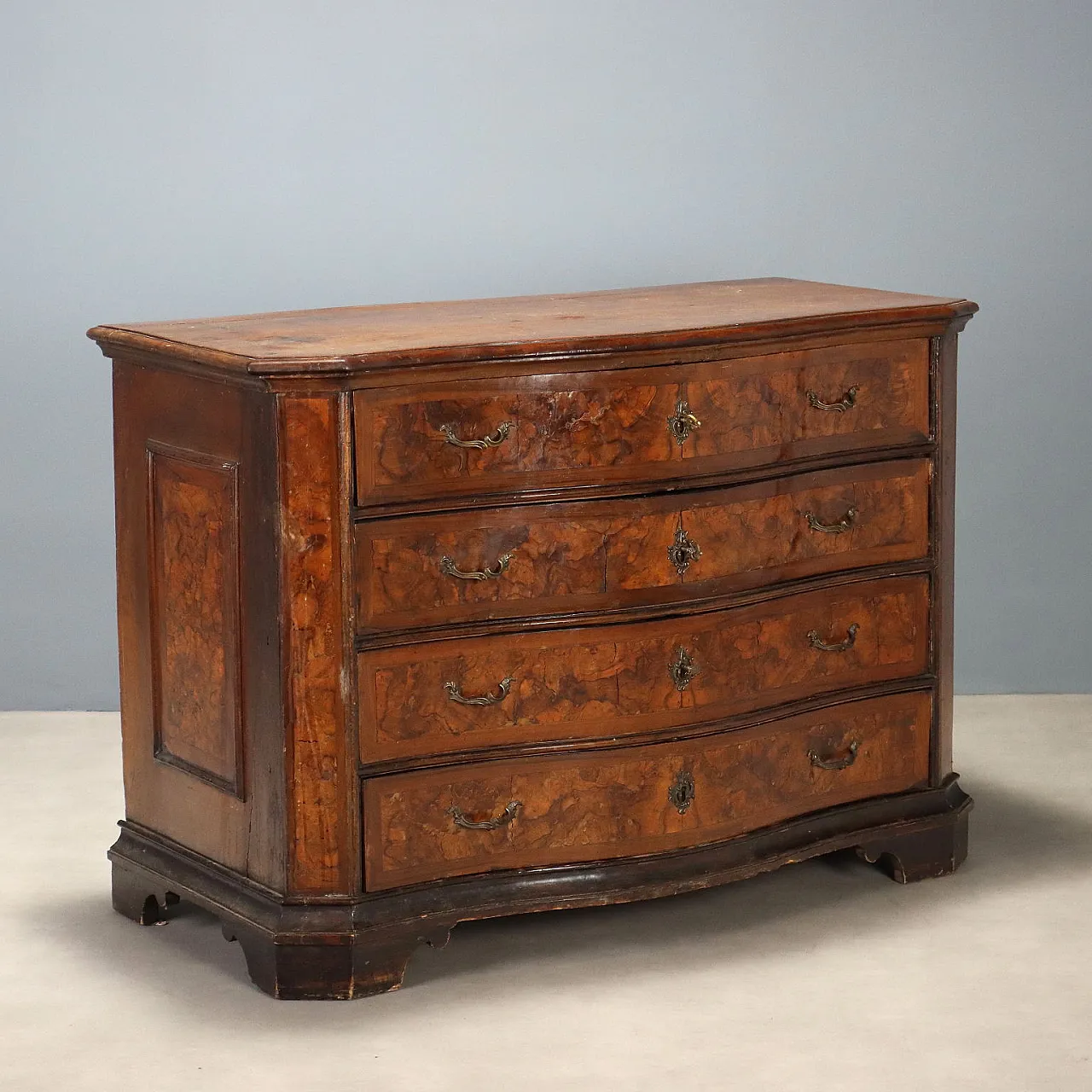 Baroque chest of drawers in walnut, 17th century 1