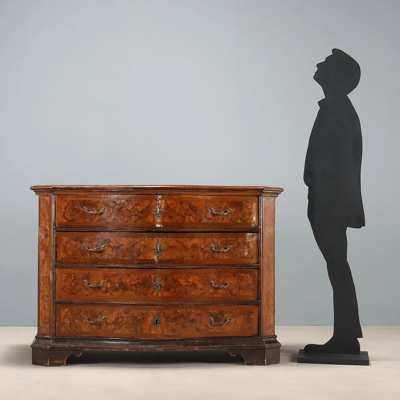 Baroque chest of drawers in walnut, 17th century 2