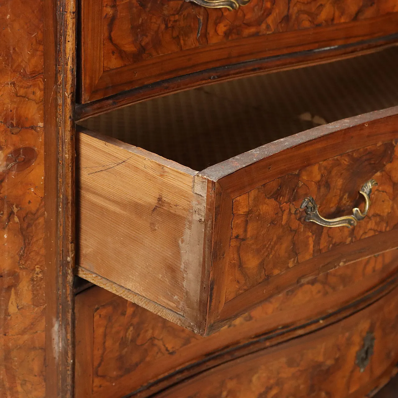 Baroque chest of drawers in walnut, 17th century 3