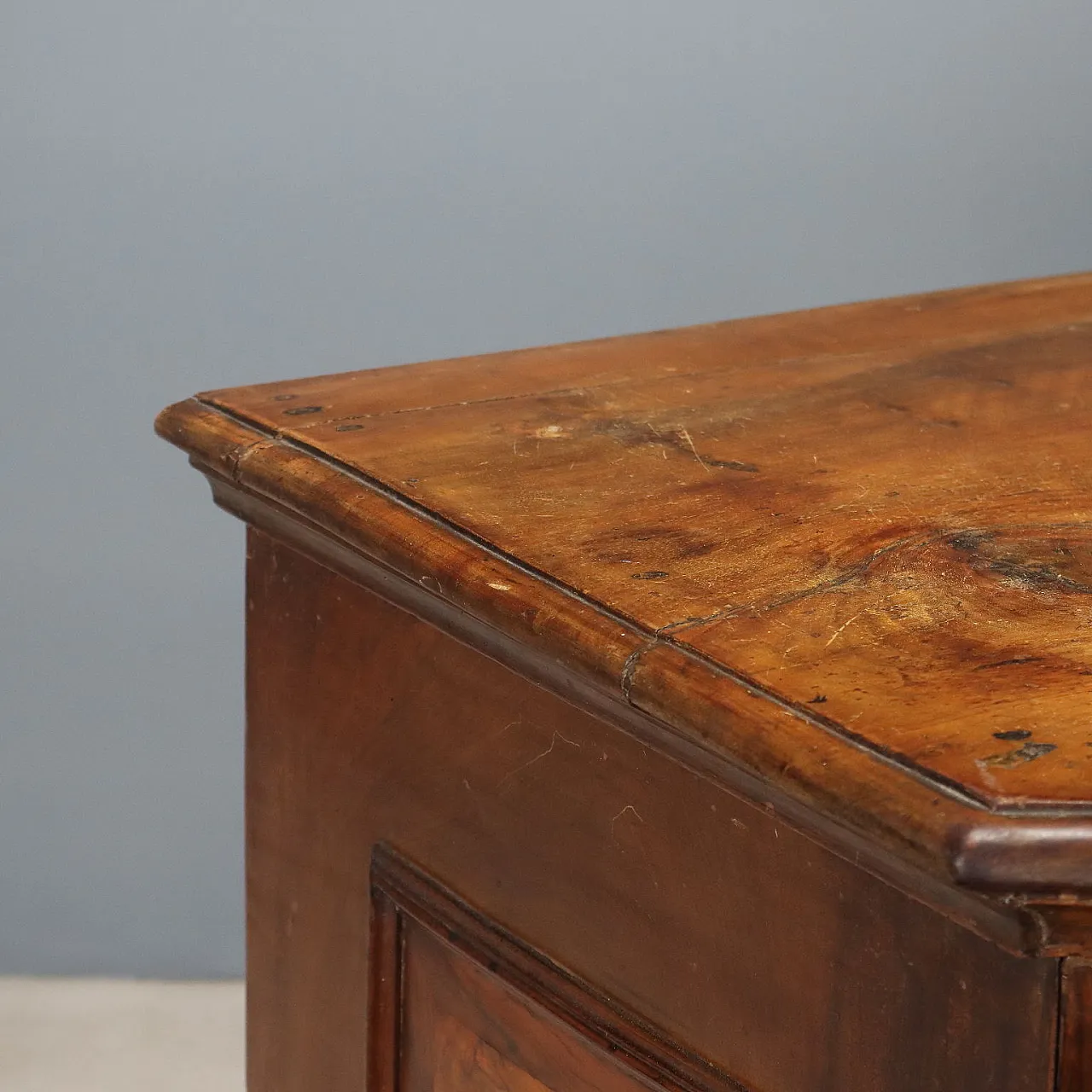 Baroque chest of drawers in walnut, 17th century 4